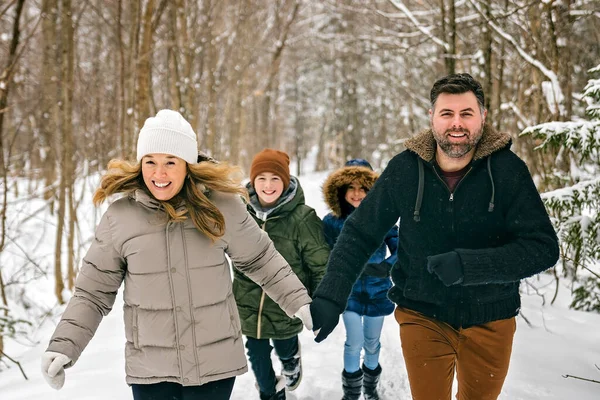Retrato de una familia en el bosque Temporada de invierno — Foto de Stock