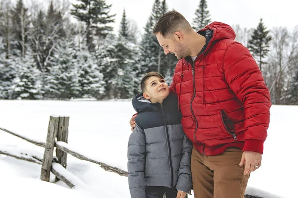 Красивий тато і його син розважаються на відкритому повітрі взимку — стокове фото