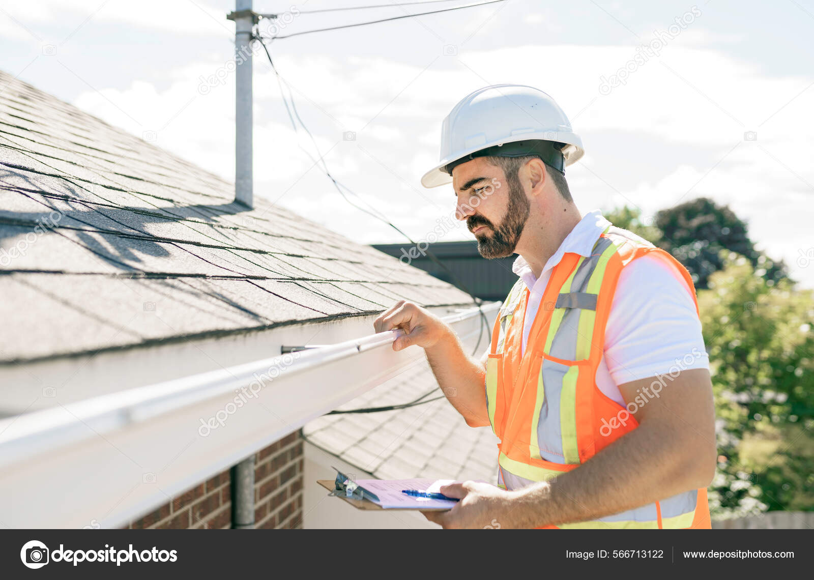 头戴硬礼帽，拿着剪贴板，站在破旧老房子台阶上的男人. ——图库图片© Lopolo #566713122, image size:1600x1140