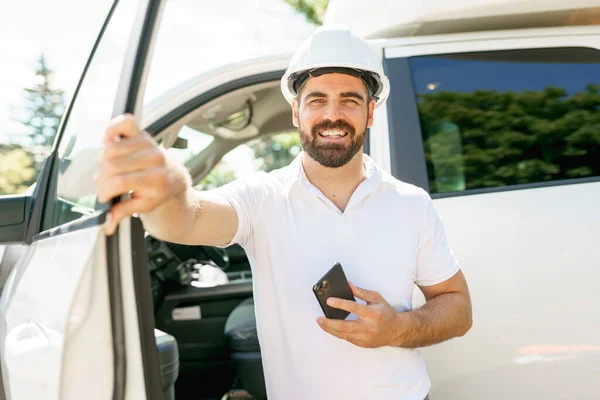 Mann Ingenieur Bauarbeiter mit weißem Hut, Hemd vor seinem Pickup mit Handy — Stockfoto