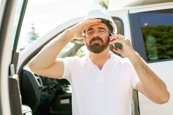 Mann Ingenieur Bauarbeiter trägt einen weißen Hut, Hemd vor seinem Pickup mit Handy und scheinen unglücklich über etwas zu sein — Stockfoto