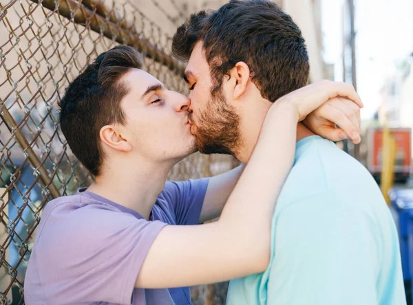 Gay Couple having fun on city street — Stockfoto