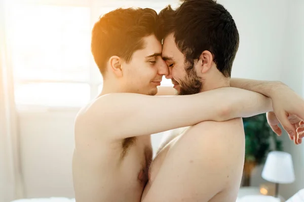 Homoseksueel paar onder een bed thuis — Stockfoto