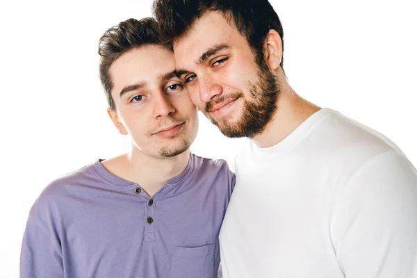 Młody gej para stojąc razem nad odizolowane tło — Zdjęcie stockowe
