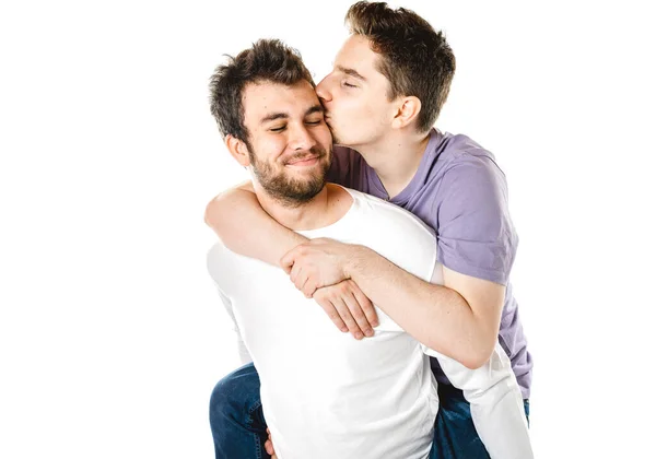 Junges schwules Paar steht vor isoliertem Hintergrund zusammen — Stockfoto