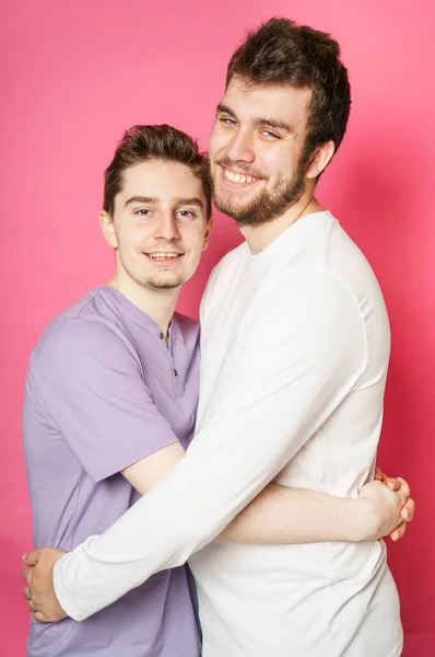 Młody gej para stojąc razem nad izolowane ping tło — Zdjęcie stockowe