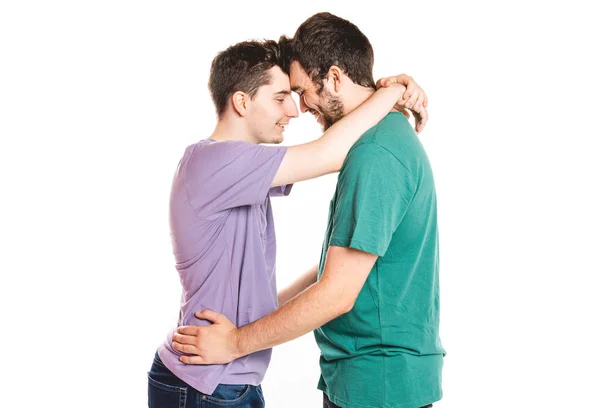 一对年轻的同性恋夫妇在与世隔绝的背景下站在一起 — 图库照片