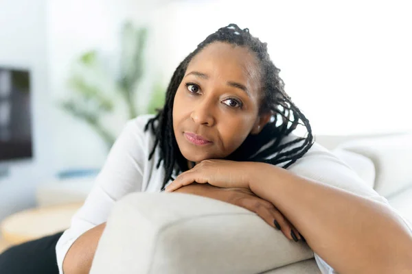 Porträtt av en afrikansk kvinna sitter i soffan — Stockfoto