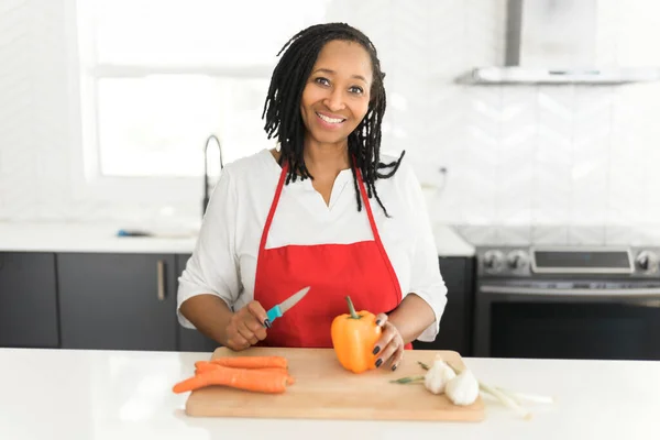 Portret afro-amerykanki robiącej zdrową sałatkę w kuchni — Zdjęcie stockowe