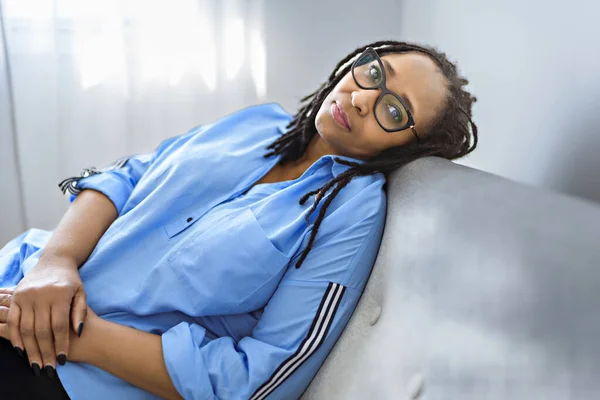 Portrait of an african woman sit on the sofa and relaxing —  Fotos de Stock