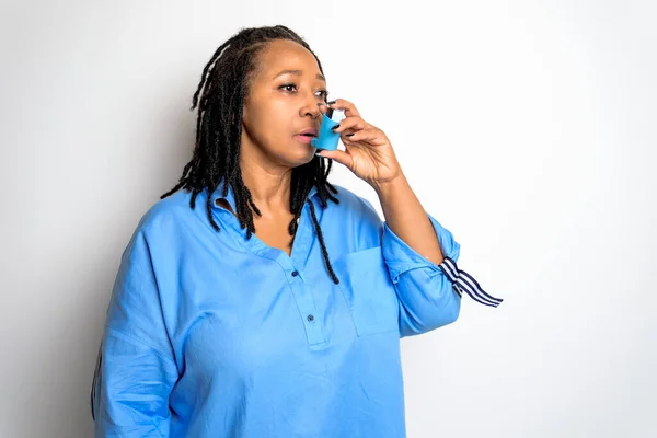 Fint porträtt av en afrikansk kvinna som håller astma inhalator — Stockfoto