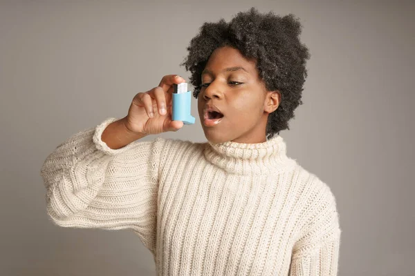 Adolescente afroamericana joven con inhalador de asma — Foto de Stock