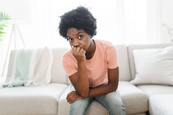 Ung kvinna i stress på vardagsrummet — Stockfoto
