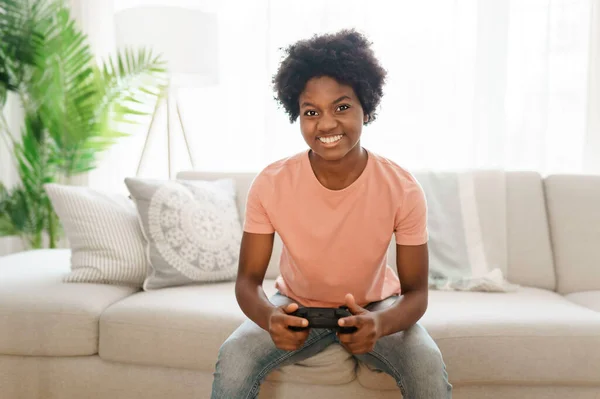 Młoda ciemnowłosa kobieta gra w gry wideo w salonie — Zdjęcie stockowe