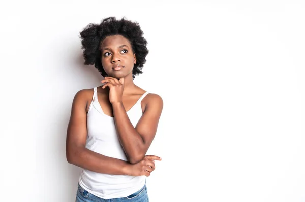 Genç Afrikalı Kadın Düşünceli bir tavırla Beyazların Arkasında — Stok fotoğraf