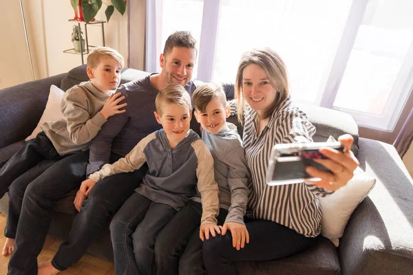 Família de cinco Relaxando Juntos No Sofá chamada de vídeo com a família — Fotografia de Stock