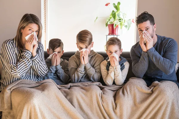 Família com filho adolescente está doente em casa — Fotografia de Stock