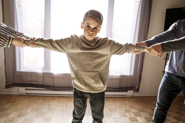 Escándalo en la familia que los padres tiran de la mano de los niños. — Foto de Stock