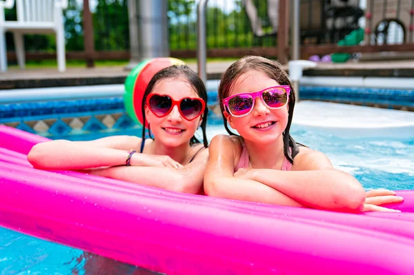 Two sister having fun in Pool on the summer time — Stock fotografie