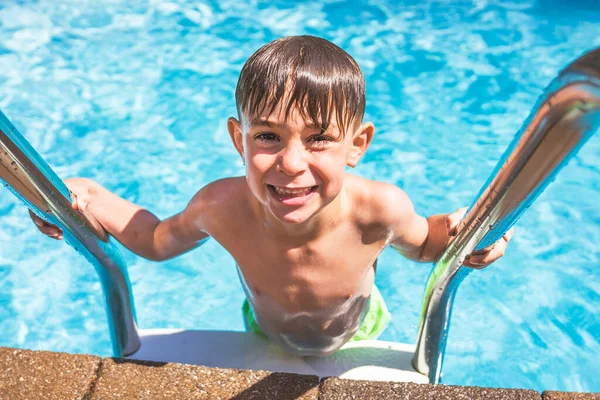 Child boy having fun in Pool on the summer time — Stock fotografie