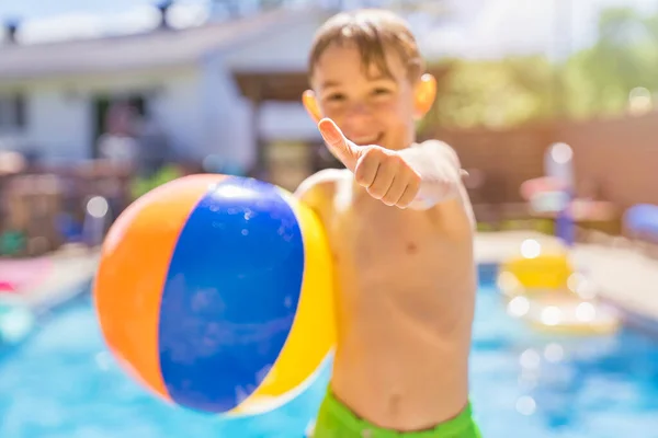 Niño que se divierte en la piscina lateral en la hora de verano —  Fotos de Stock