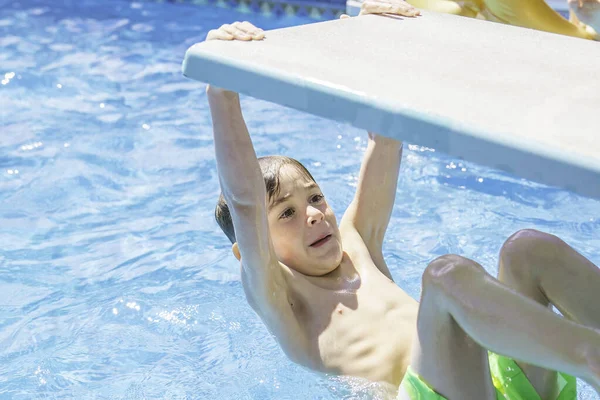 夏天在游泳池玩乐的小男孩 — 图库照片