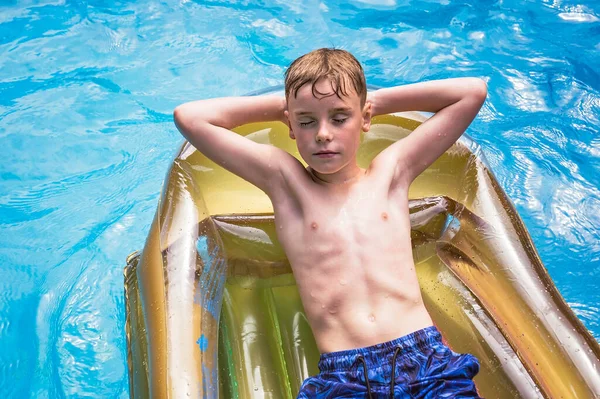 Niño relajarse en la piscina en la hora de verano —  Fotos de Stock