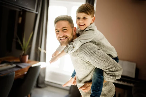 Padre o padrino divirtiéndose en la sala de estar en casa boca arriba — Foto de Stock