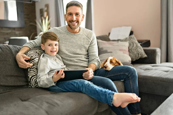 Father or Godfather with Basset dog having fun on the living room At Home using computer tablet — Stock Photo, Image