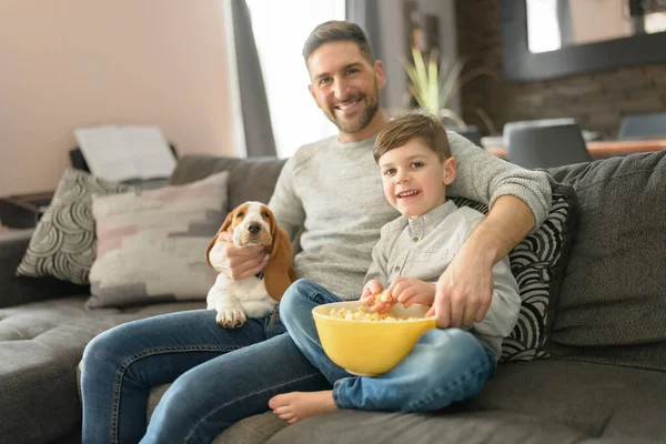 Father or Godfather with Basset dog having fun on the living room At Home watching movie with popcorn — Stock Photo, Image