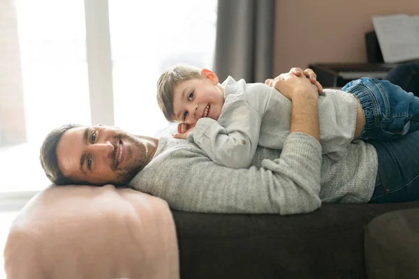 Padre o Padrino divirtiéndose relajándose en la sala de estar en casa — Foto de Stock