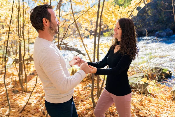 Feliz otoño pareja divirtiéndose en otoño temporada — Foto de Stock