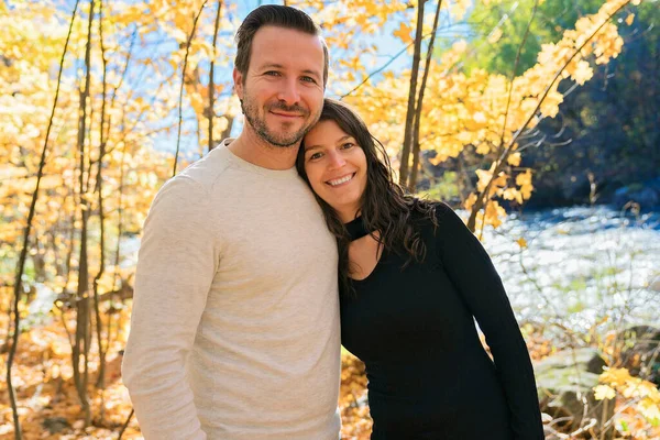 Feliz otoño pareja divirtiéndose en otoño temporada — Foto de Stock