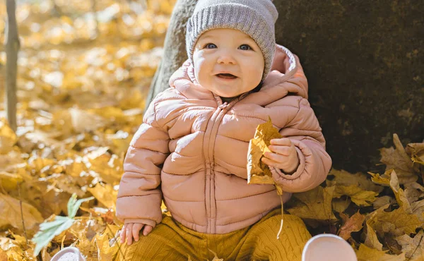Heureux enfant ludique fille en plein air en automne saison — Photo