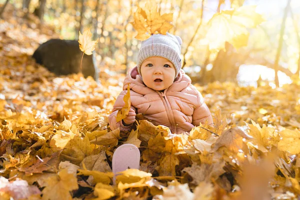 Šťastný hravý dítě dívka venku v podzimní sezóně — Stock fotografie