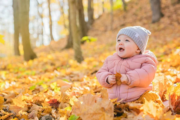 Glad lekfull flicka utomhus i höst säsong — Stockfoto