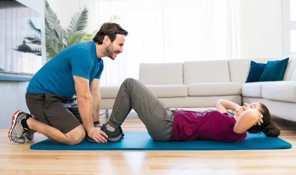 Una pareja haciendo ejercicio matutino en casa —  Fotos de Stock