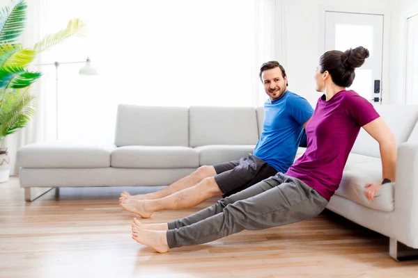 Una pareja haciendo ejercicio matutino en casa — Foto de Stock