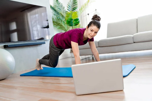 Attractive Fit woman Exercise at home on the living room — Stockfoto