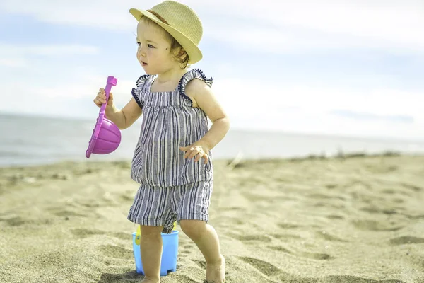 Roztomilé dítě dívka na pláži hrát se svými hračkami — Stock fotografie
