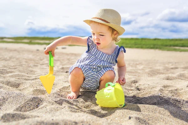 Schattig baby meisje op het strand spelen met haar speelgoed — Stockfoto