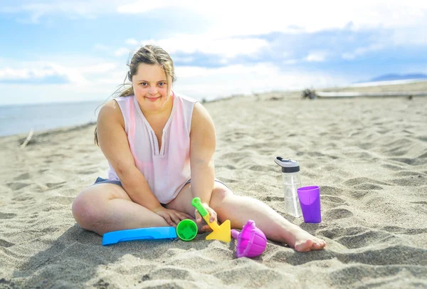 Trisomy 21 woman having fun at the beach — Stockfoto