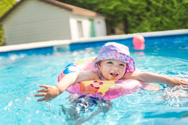 Μικρό παιδί που κολυμπάει στην πισίνα με σημαδούρα — Φωτογραφία Αρχείου