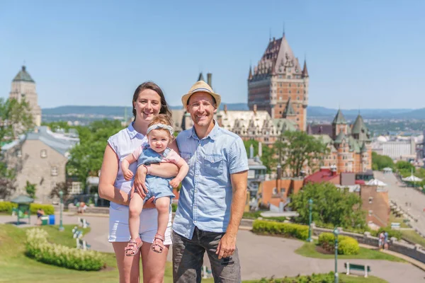 Nice Couple with baby in front of Chateau Frontenac at Quebec city in summer season — Fotografia de Stock