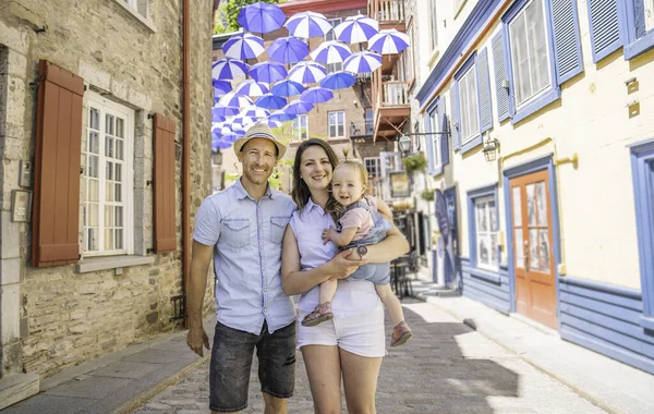 Familie in de zomer seizoen voor paraplu in Quebec stad — Stockfoto