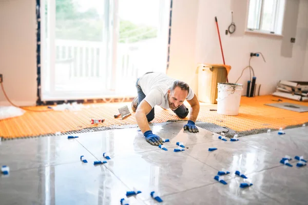 Nice handyman install tile on the floor — Stock Fotó