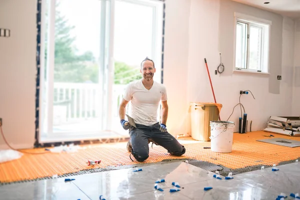 Nice handyman install tile on the floor — Stockfoto