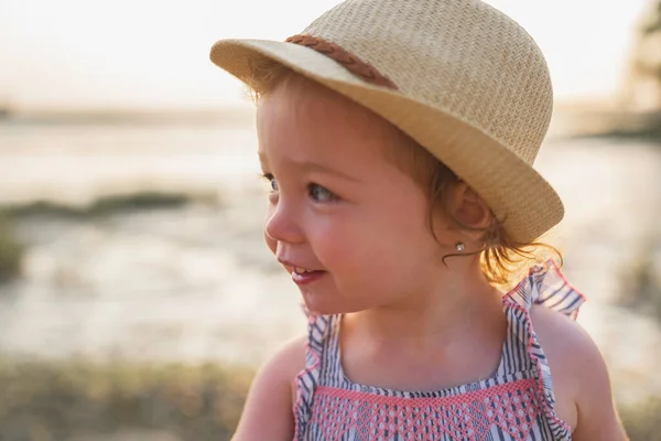 Baby outdoors enjoying nature on the sunset beach — Stock fotografie