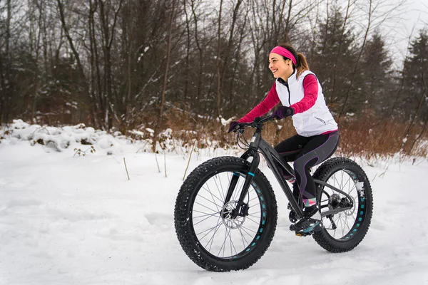 Női Mountain Biking on Fat Bikes télen — Stock Fotó