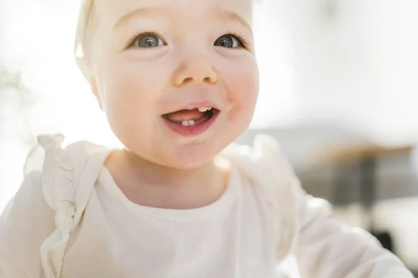 Fermer Portrait d'une petite fille qui s'amuse dans le salon canapé d'une chambre, — Photo